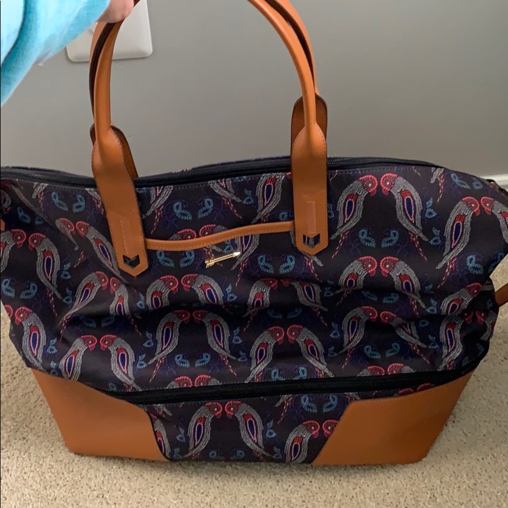 Stella & Dot getaway tote in retired peacock print